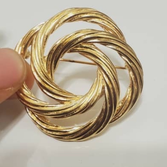 4/$20 Monet Gold Tone Interlocking Twisted Rings Knot Brooch Pin 🌴 - Picture 1 of 5